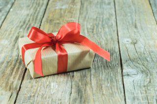 Foto: Geschenk mit roter Schleife