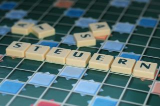 Foto: Scrabblesteine mit dem Wort Steuern