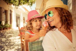 Foto: Mutter und Tochter mit Eis