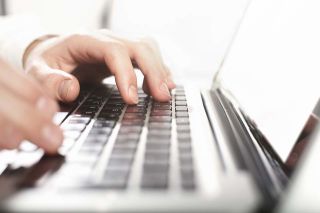Foto: Mann am Laptop