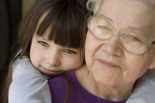 Foto: Ältere Dame mit Kind