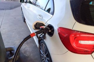 Foto: Auto beim Tanken