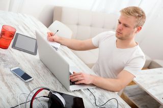 Foto: Mann arbeitet am Laptop