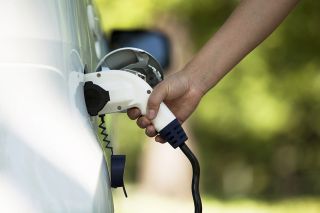 Foto: Elektroauto aufladen