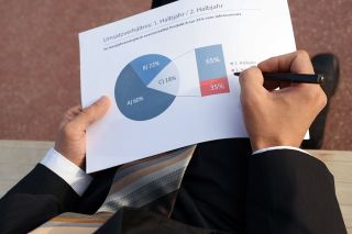 Foto: Geschäftsmann analysiert Daten
