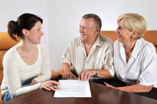 Foto: Junge Dame spricht mit älterem Pärchen