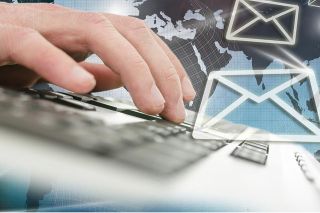 Foto: Hand auf Computertastatur