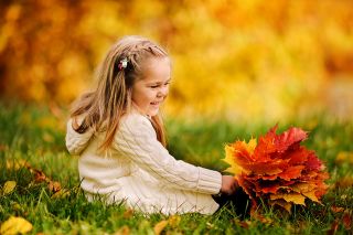 Foto: Kind in Herbstlaub