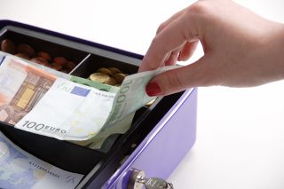 Foto: Geldrückgabe aus Kasse