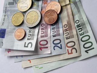 Foto: Geldmünzen, Papierscheine