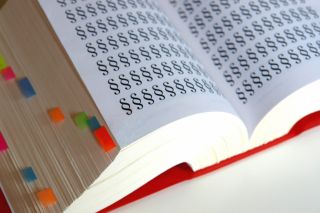 Foto: Buch mit Paragrafen